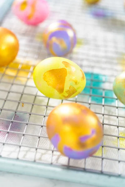 Paskalya Yumurtası Boyası Paskalya Yumurtalarını Altın Sarısı Boyuyor — Stok fotoğraf