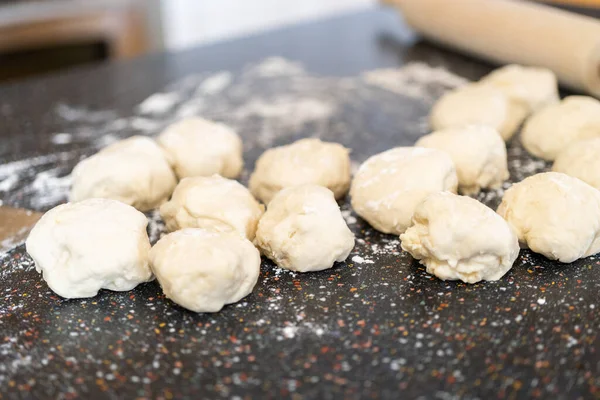 Przygotowanie Ciasta Chlebowego Blacie Kuchennym Pieczenia Chleba Płaskiego — Zdjęcie stockowe