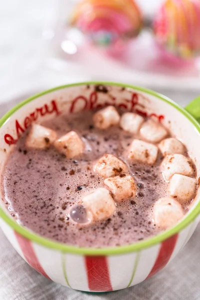Het Bereiden Van Kerstmis Hete Chocoladebommen Met Warme Melk Een — Stockfoto