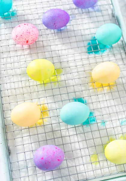 Paskalya Yumurtası Boyası Paskalya Için Beyaz Organik Yumurtaları Farklı Renklerde — Stok fotoğraf