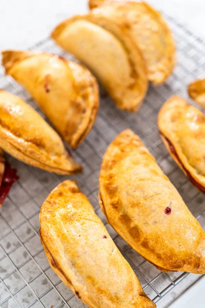 Φρεσκοψημένο Γλυκό Κεράσι Empanadas Στη Φριτέζα Αέρα Στον Πάγκο Της — Φωτογραφία Αρχείου