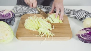 Adım adım. Ağaç kesme tahtasıyla organik lahana doğruyorum..