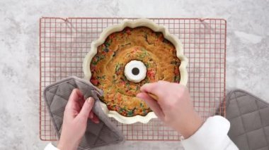 Zaman aşımı. Düz yatıyordu. Taze pişmiş funfettti demetini kek kalıbından çıkarıyorum..