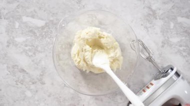 Zaman aşımı. Düz yatıyordu. Vanilyalı kremanın içine pembe gıda boyası karıştırarak funfettti desenli pastayı süslemek için..