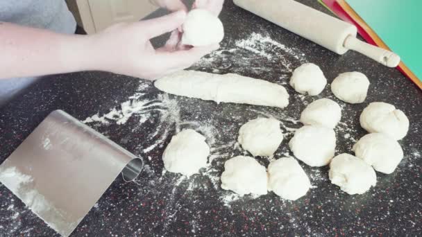 Przygotowanie Chleba Płaskiego Blacie Kuchni Mieszkalnej — Wideo stockowe