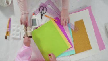 Düz yatıyordu. Adım adım. Kağıttan tek boynuzlu atlar yapmak ve boş tuvalet kağıdı ruloları yapmak..