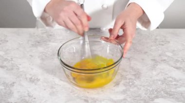 Manzarayı kapat. Fünyeli kek pişirmek için karıştırma kabındaki malzemeleri karıştırıyorum..