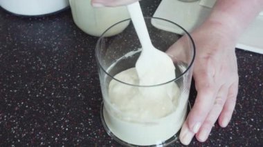 Ekmek pişirmek için ev yapımı ekşi ekmek hazırlıyorum..
