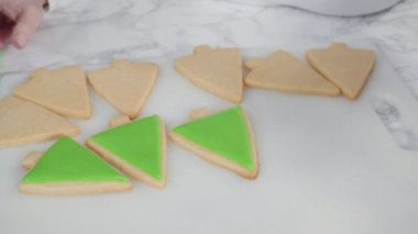 - Adım adım. Buzlu Noel ağacı şekilli şeker kurabiyeleri ve yeşil kraliyet kreması..