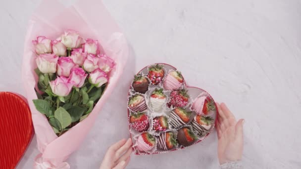 Пласка Лежала Крок Кроком Букет Рожевих Троянд Коробкою Шоколадної Зануреної — стокове відео