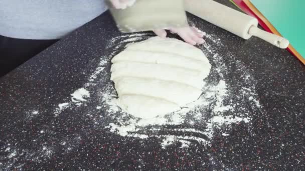 Desfasamento Temporal Preparando Pão Liso Balcão Cozinha Residencial — Vídeo de Stock
