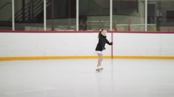 Klein Meisje Oefenen Kunstschaatsen Een Indoor Schaatsbaan — Stockvideo