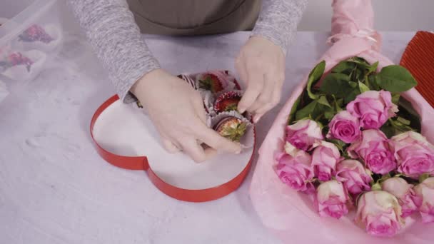 Step Step Bouquet Pink Roses Box Chocolate Dipped Strawberries — Stock Video
