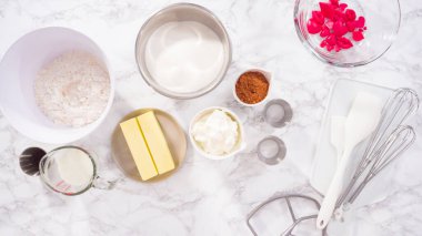 Düz yatıyordu. Adım adım. Kırmızı kadife kek pişirmek için..