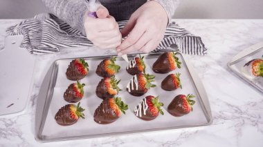 Adım adım. Çiseleyen erimiş çikolata, pasta poşetinden çikolata kaplı çileğe.