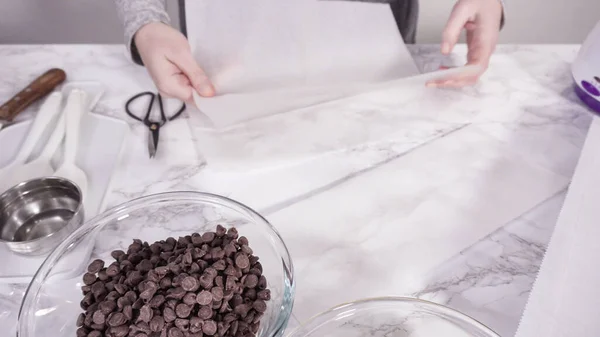 차근차근 초콜릿에 대리석 표면에 딸기를 만드는 — 스톡 사진