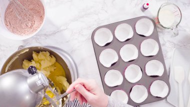 Düz yatıyordu. Adım adım. Kırmızı kadife kekler pişirmek için mutfak mikserinin malzemelerini karıştırıyorum..
