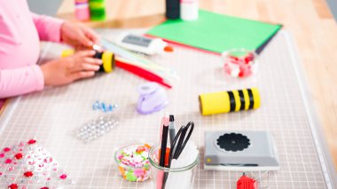 Çocuk kâğıtları. Boş tuvalet kağıdı rulolarından ve inşaat kağıdından kağıt hataları yapmak.