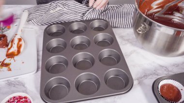 Adım adım. Kek hamurunu kırmızı kadife kek pişirmek için folyolu kek bardaklarına dolduruyorum..