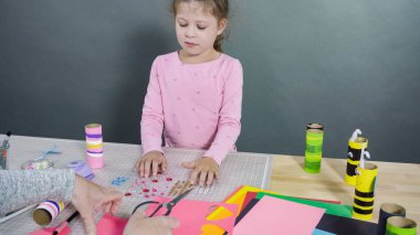 Çocuk kâğıtları. Boş tuvalet kağıdı rulolarından ve inşaat kağıdından kağıt hataları yapmak.