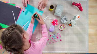 Düz yatıyordu. Çocuk kâğıtları. Boş tuvalet kağıdı rulolarından ve inşaat kağıdından kağıt hataları yapmak.