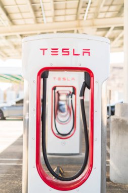 Baker, California, ABD-12 Ekim 2021 - Tesla gün boyunca süperşarj istasyonu.