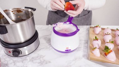 Adım adım. Erimiş çikolataya organik çilek batırmak..