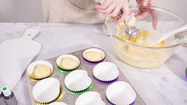 Adım adım. Vanilyalı Mardi Gras keki pişirmek için kek hamurunu folyoya batırıyorum..