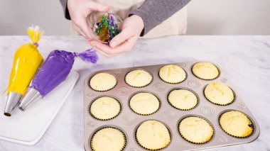 Adım adım. Mardi Gras kutlaması için kremalı İtalyan kremalı vanilyalı kek..