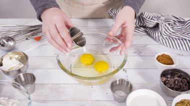 Çikolatalı ahududu kekleri pişirmek için malzemeler karıştırıyorum..