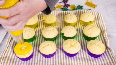 Adım adım. Mardi Gras kutlaması için kremalı İtalyan kremalı vanilyalı kek..