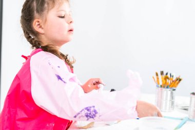 Küçük kız COVID-19 salgınında evde uzaktan öğrenim için sanat projesi üzerinde çalışıyor..