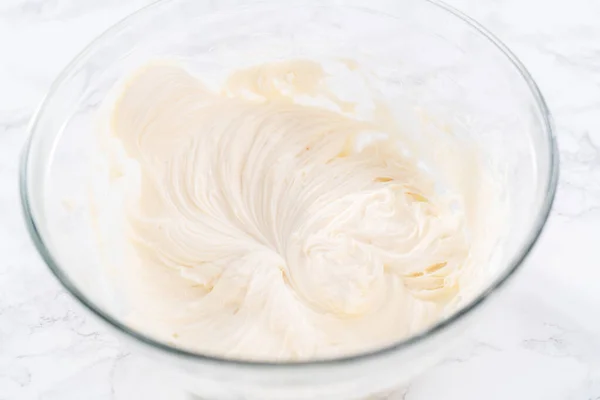 Mezclar Los Ingredientes Tazón Grande Para Preparar Glaseado Queso Crema — Foto de Stock