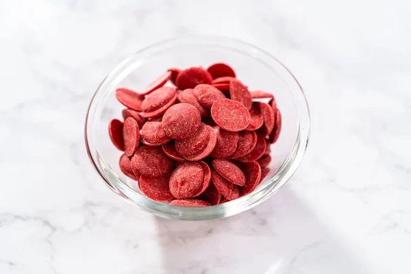 Sciogliere Gocce Cioccolato Rosso Melting Pot Caramelle Fare Cuori Cioccolato — Foto Stock