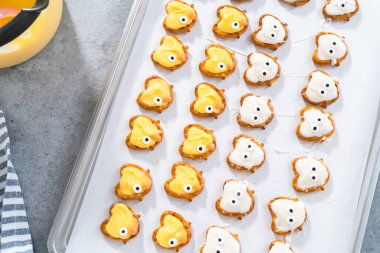 Çikolata kaplı kraker tavşanları ve beyaz ve sarı çikolatalı ördek yavruları hazırlanıyor..