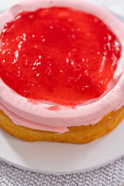 Deniz kızı temalı pastayı pasta tezgahında birleştirmek.