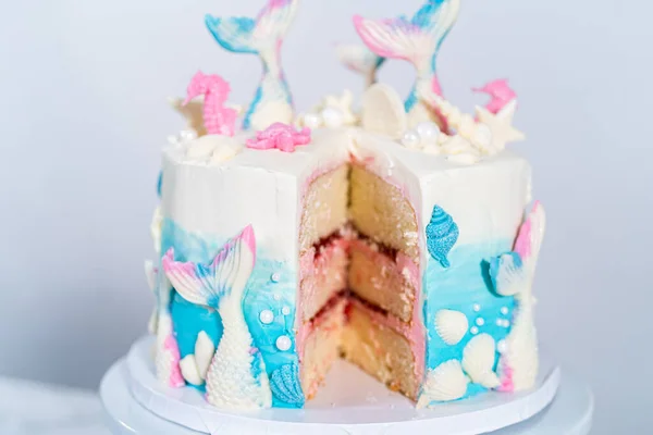 Snijden Zeemeermin Thema Lagen Vanille Cake Een Taart Standaard — Stockfoto