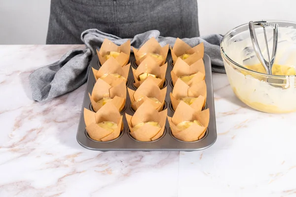 Sharlotka Çörekleri Pişirmek Için Parşömen Kağıtlarıyla Kaplanmış Kek Tavasına Hamur — Stok fotoğraf