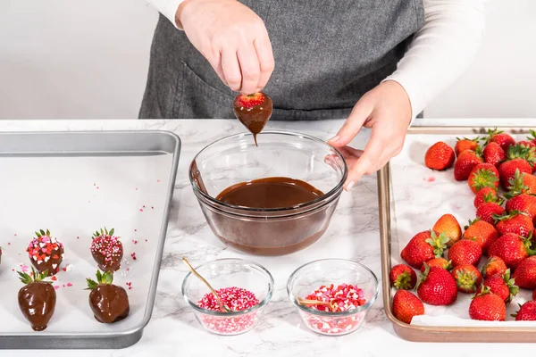 Çikolata Kaplı Çilekleri Hazırlamak Için Erimiş Çikolataya Çilek Bandırıyorum — Stok fotoğraf