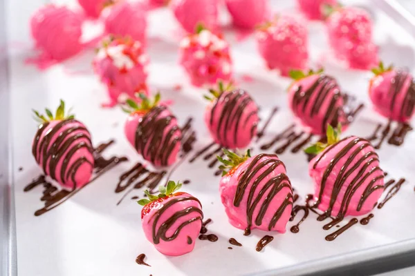 Mit Schokolade Überzogene Erdbeeren Mit Schokolade Nieselregen Und Streusel Verzieren — Stockfoto