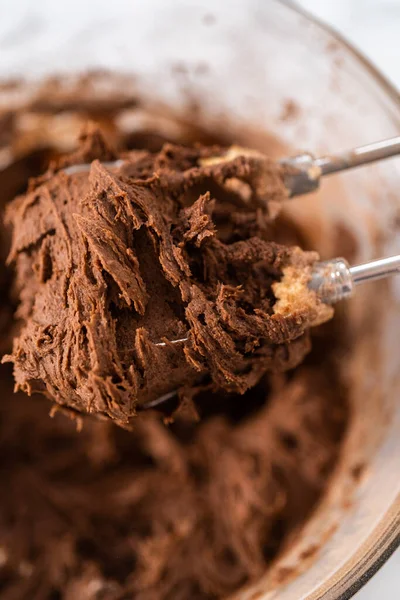 将配料和手搅拌器混合 用巧克力心烘焙巧克力饼干 以庆祝情人节 — 图库照片