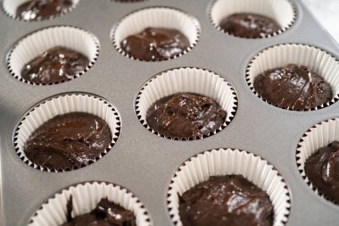 Kek hamuru ile kek hamuru kepçesiyle kek kalıplarına kakalamak naneli kek pişirmek için..