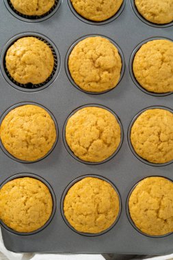 Mutfak tezgahında taze pişmiş kek yiyorum..