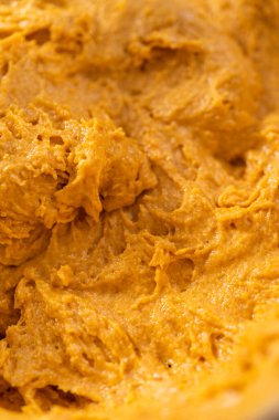 Büyük bir bardakta karıştırılan malzemeler kabaklı kek yapmak için karıştırılıyor..