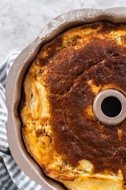 Soğutucu rafı yuvarlamak için taze fırınlanmış havuçlu keki kek kalıbından kaldırıyorum..