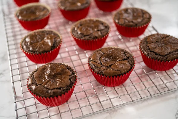 Mutfak Tezgahında Taze Pişmiş Çikolatalı Naneli Kekler — Stok fotoğraf