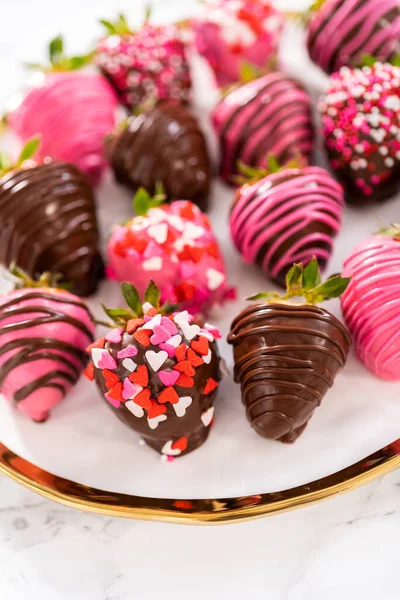 Gourmet Chocolade Bedekte Aardbeien Versierd Met Chocolade Motregen Hagelslag Een — Stockfoto