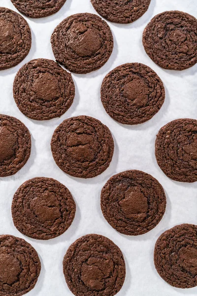 Cooling Biscoitos Chocolate Recém Assados Com Corações Chocolate Para Dia — Fotografia de Stock