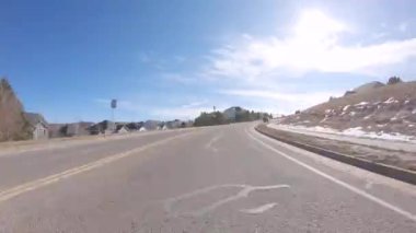 Denver, Colorado, ABD-12 Ocak 2020 - zaman aşımı. Amerika 'nın lüks semtlerinde tipik asfalt yollarda araba kullanmak.