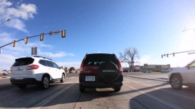 Denver, Colorado, ABD-12 Ocak 2020 - Amerika 'nın banliyölerinde tipik asfalt yollarda sürüş.